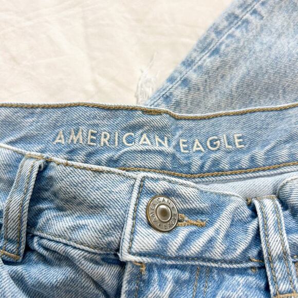 NWOT American Eagle Strigid Ripped Mom Jeans Light Wash Women’s Size 4 - Picture 5 of 9